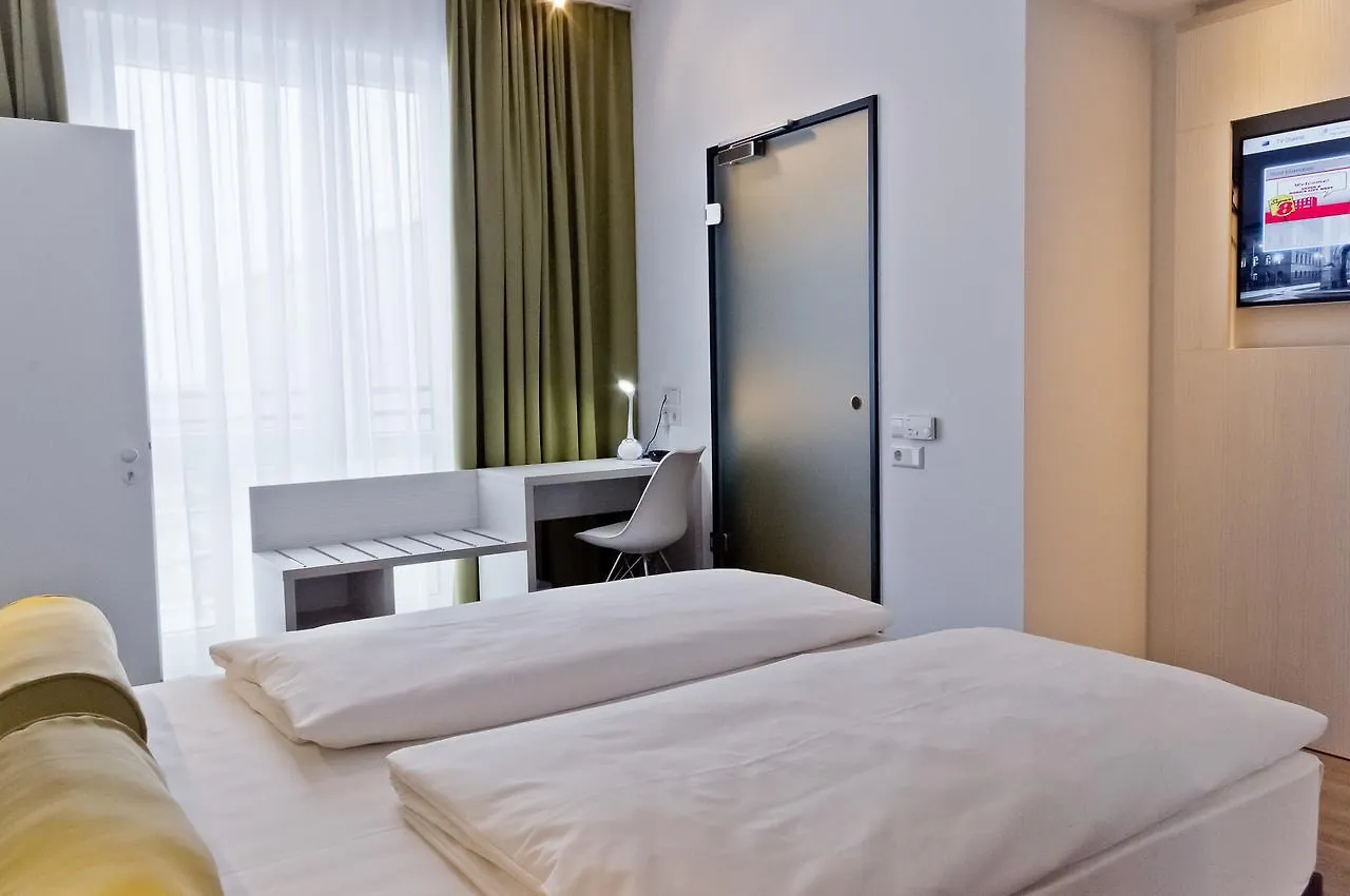 Hotel Super 8 By Wyndham Munich City West