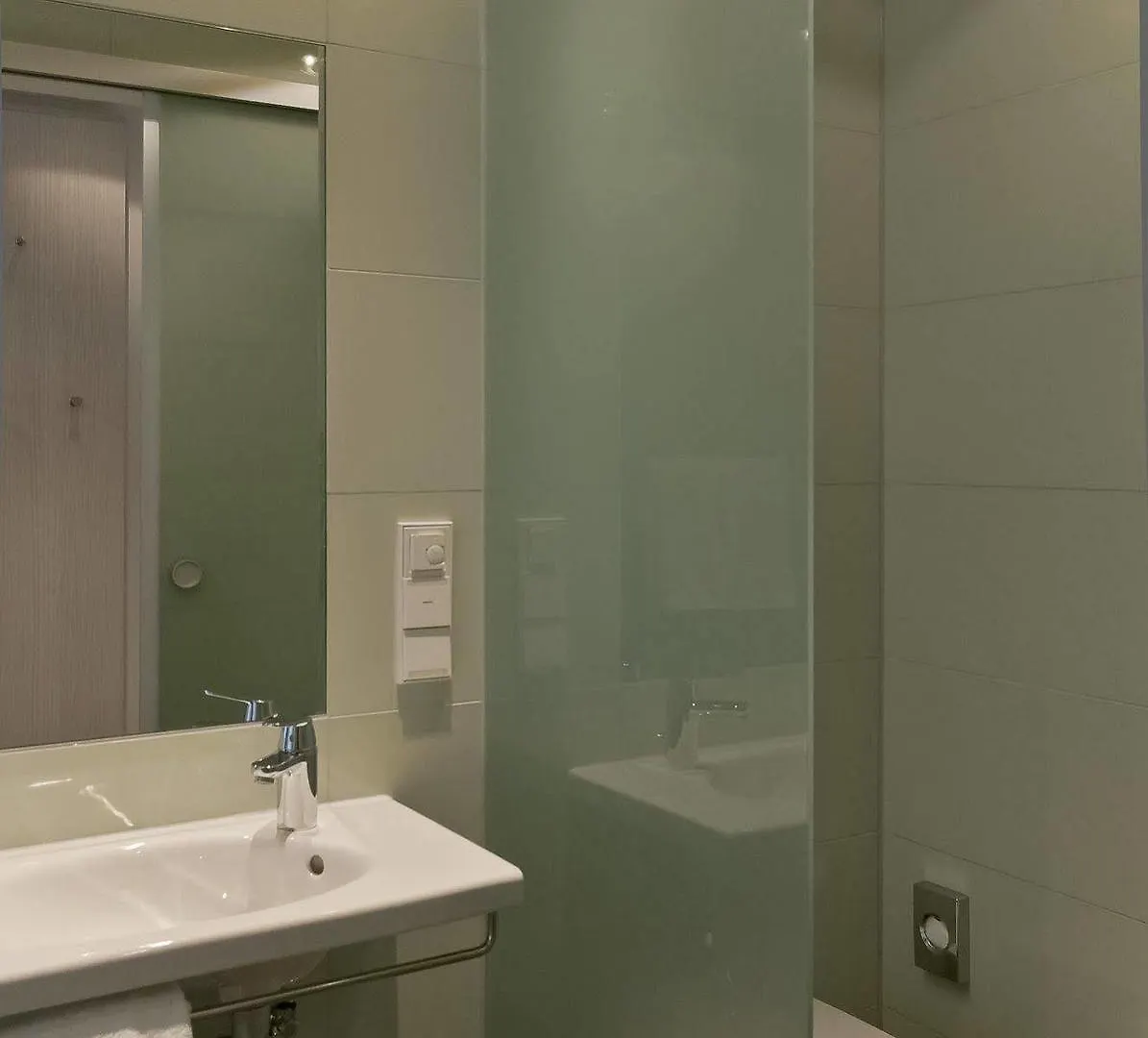*** Otel Super 8 By Wyndham Munich City West Almanya