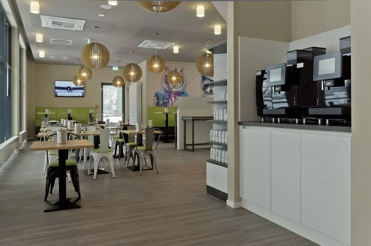 Hotel Super 8 By Wyndham Munich City West